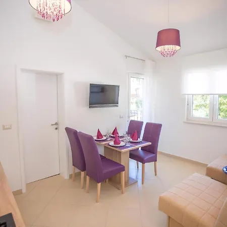 Birikina 5 Mit Pool Apartament