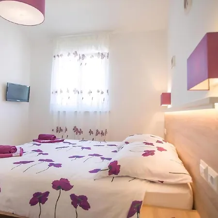 Birikina 5 Mit Pool Apartament *