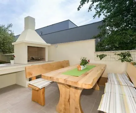 Birikina 5 Mit Pool Apartament