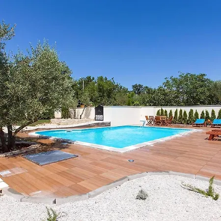 Birikina 5 Mit Pool Apartament