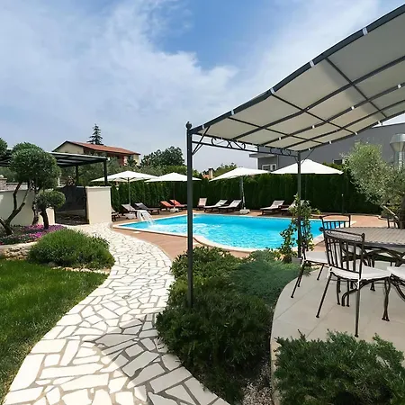 Birikina 5 Mit Pool Appartement *