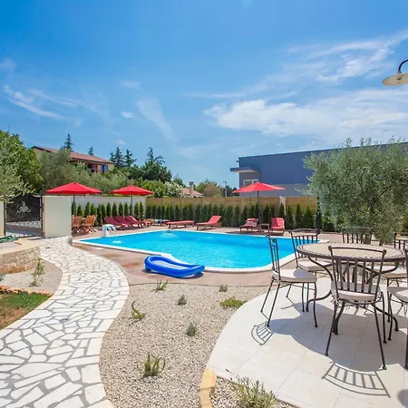 Birikina 5 Mit Pool شقة *